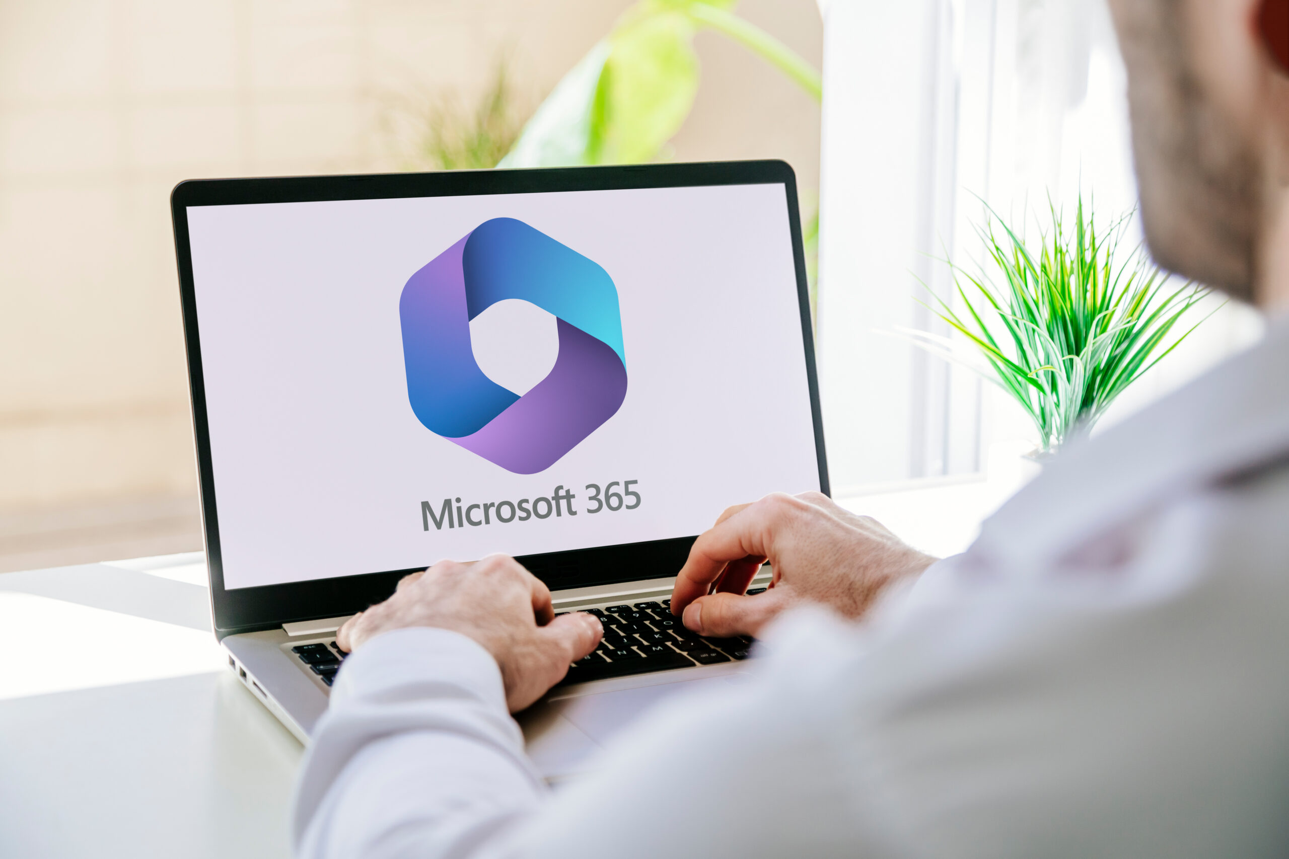 Zdjęcie przedstawiające mężczyznę korzystającego z Microsoft 365